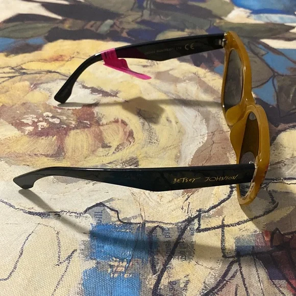 Betsey Johnson Sunglasses - Picture 3 of 6